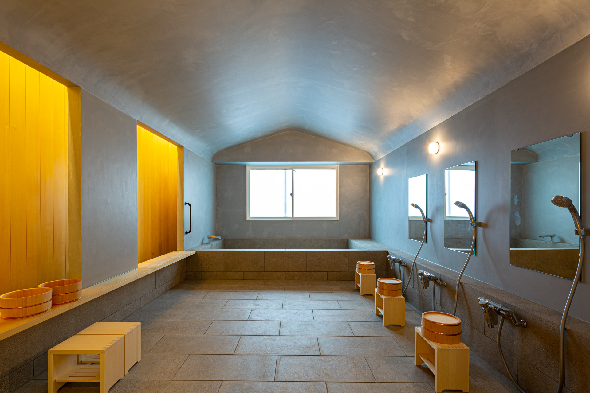 モルタルの壁と天井の大浴場